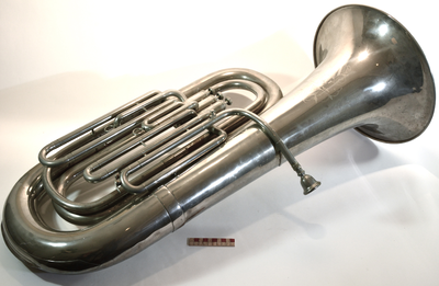 878258 Afbeelding van een 'bes- blaasbas', die jarenlang in gebruik is geweest bij de Utrechtse muziekvereniging ...